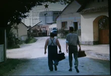 Marián Labuda a János Bán během natáčení Vesničko má středisková