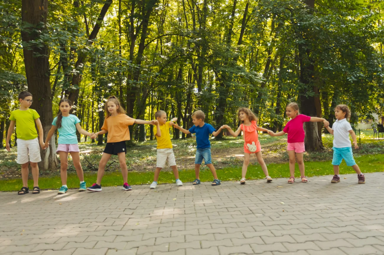 shutterstock_2023198028-2 | TVGURU.cz Děti tancují na chodníku.