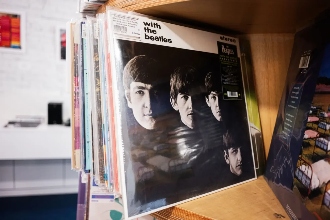 Shutterstock_2606628591 | TVGURU.cz deska Beatles