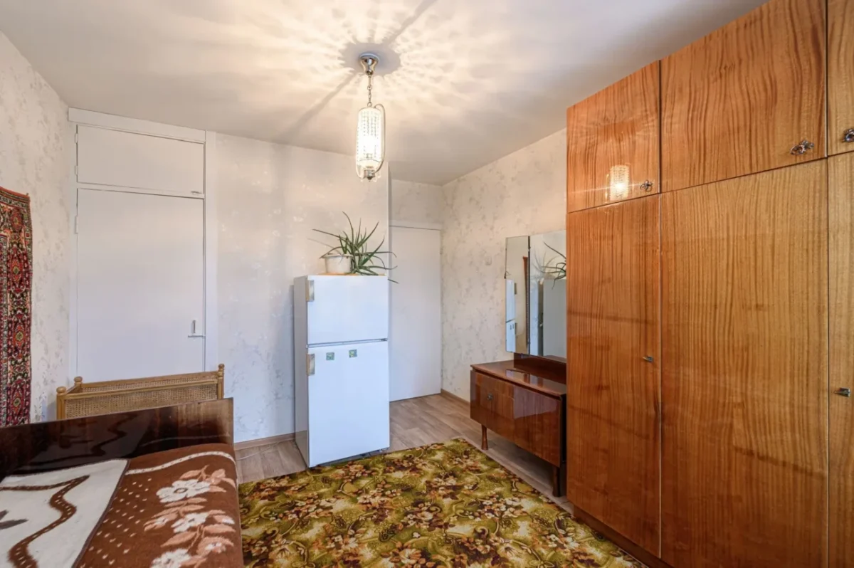 retro pokoj s velkou skříní