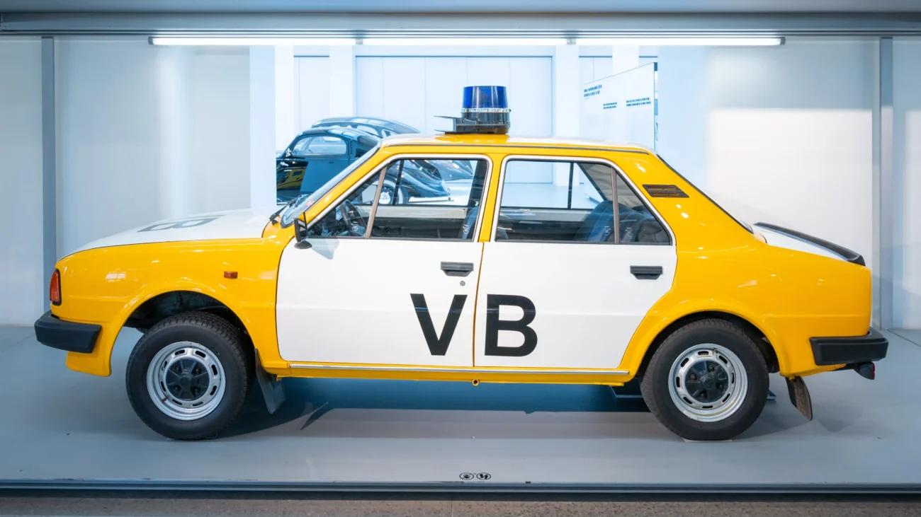 shutterstock_2164890889-min | TVGURU.cz žlutobílé auto