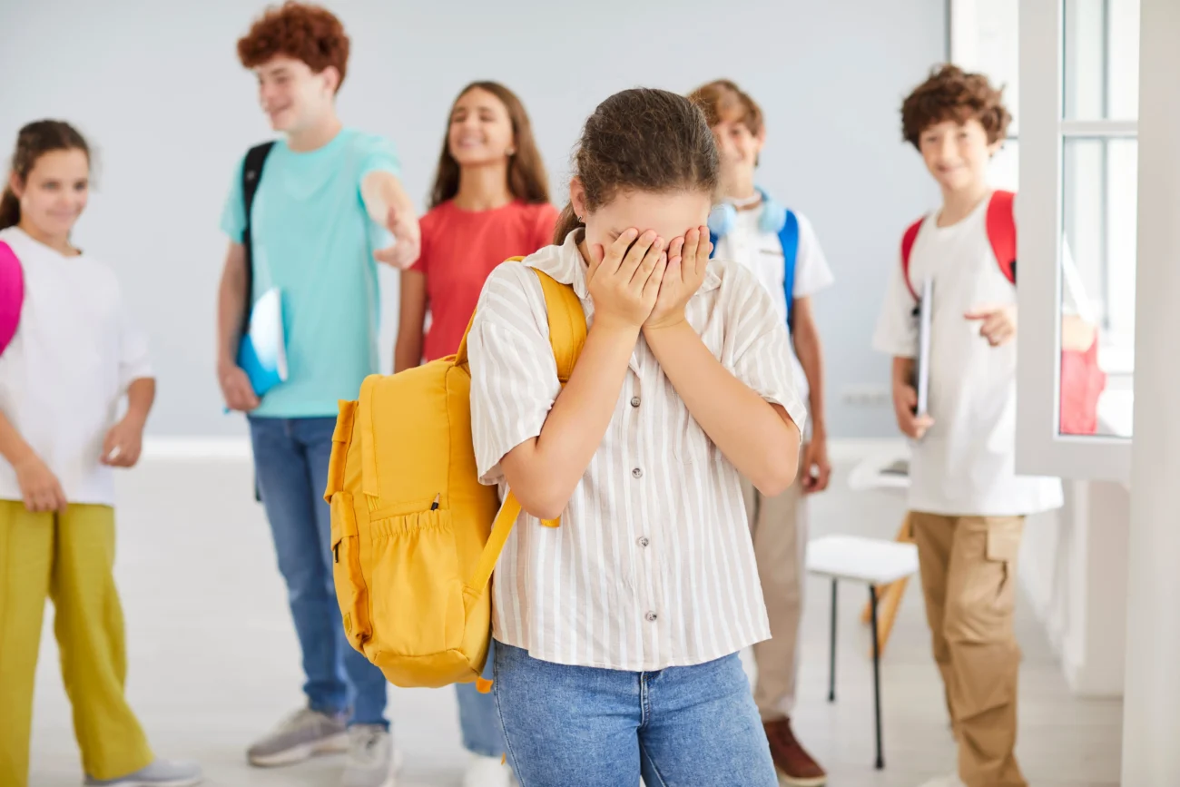 shutterstock_2542183085-min | TVGURU.cz dívka pláče před spolužáky