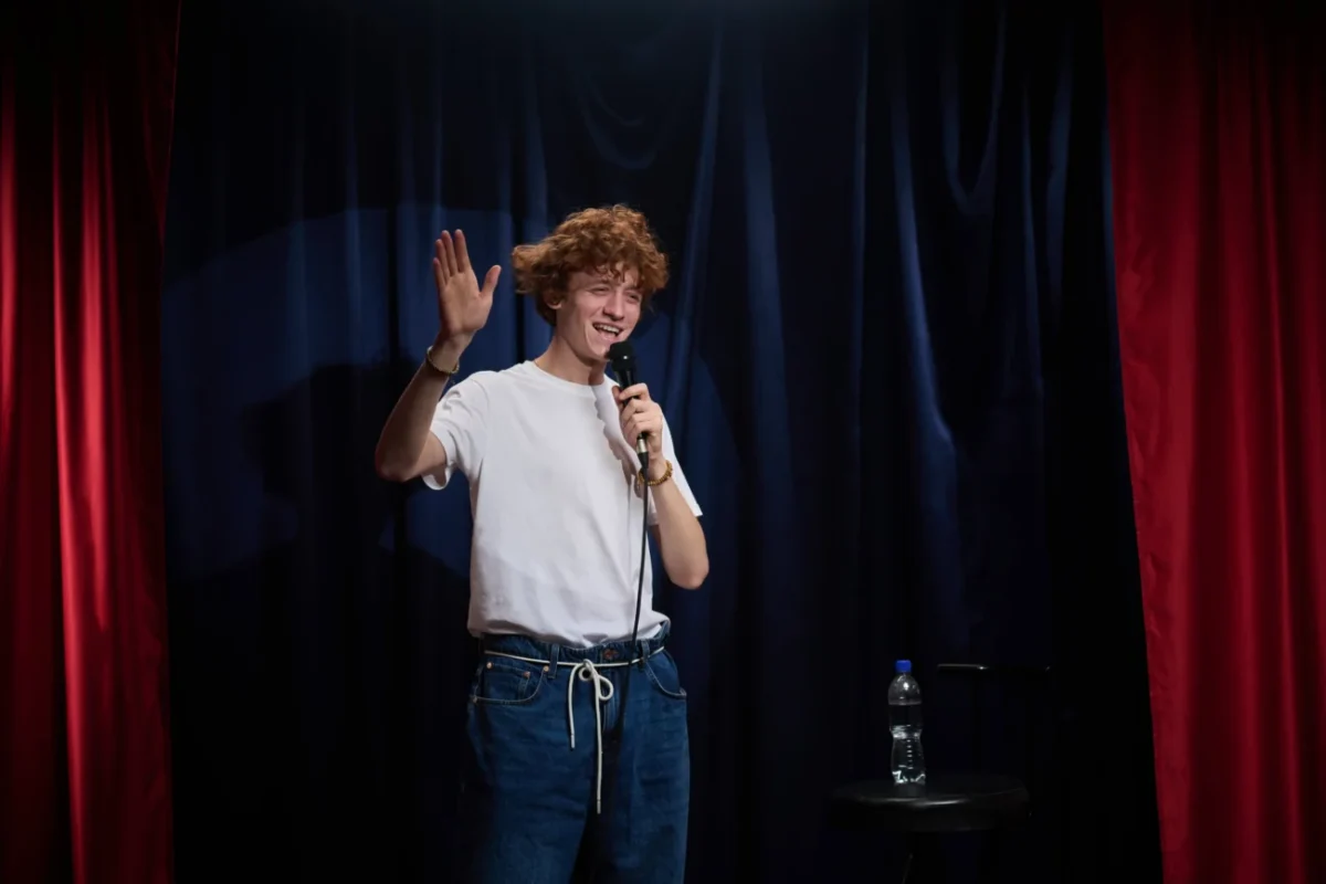 muž s mikrofonem na pódiu