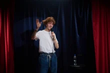 muž s mikrofonem na pódiu