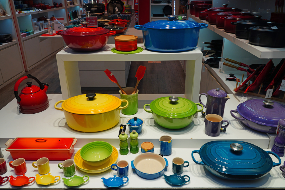 barevné hrnce ve výloze (značkový obchod Le Creuset, Paříž)