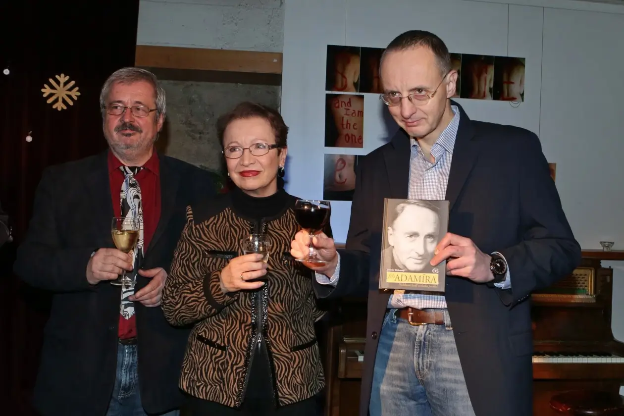 S Ostravou byl spojen i herec Jiří Adamíra. Knihu o tomto herci představila jeho životní partnerka Maciuchová. Zdroj: Profimedia | TVGURU.cz Hana Maciuchová s knihou o Adamírovi.