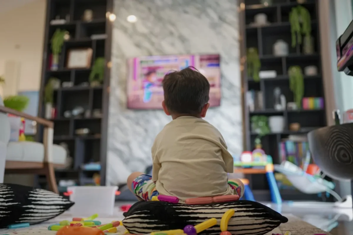 dítě se dívá na pohádku v televizi