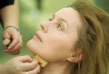 Natáčení televizního pořadu brněnského televizního studia "Z očí do očí"se zúčastnila jako host publicisty Antonína Přidala bývalá herečka SND v Bratislavě a bývalá velvyslankyně ČSFR v Rakousku Magda Vašáryová. (ctrip) Magda Vášáryová, bývalá velvyslankyně ČSFR v Rakousku a herečka SND v Bratislavě v televizním pořadu ČT Brno " Z očí do očí ". Magda Vášáryová v maskérně.