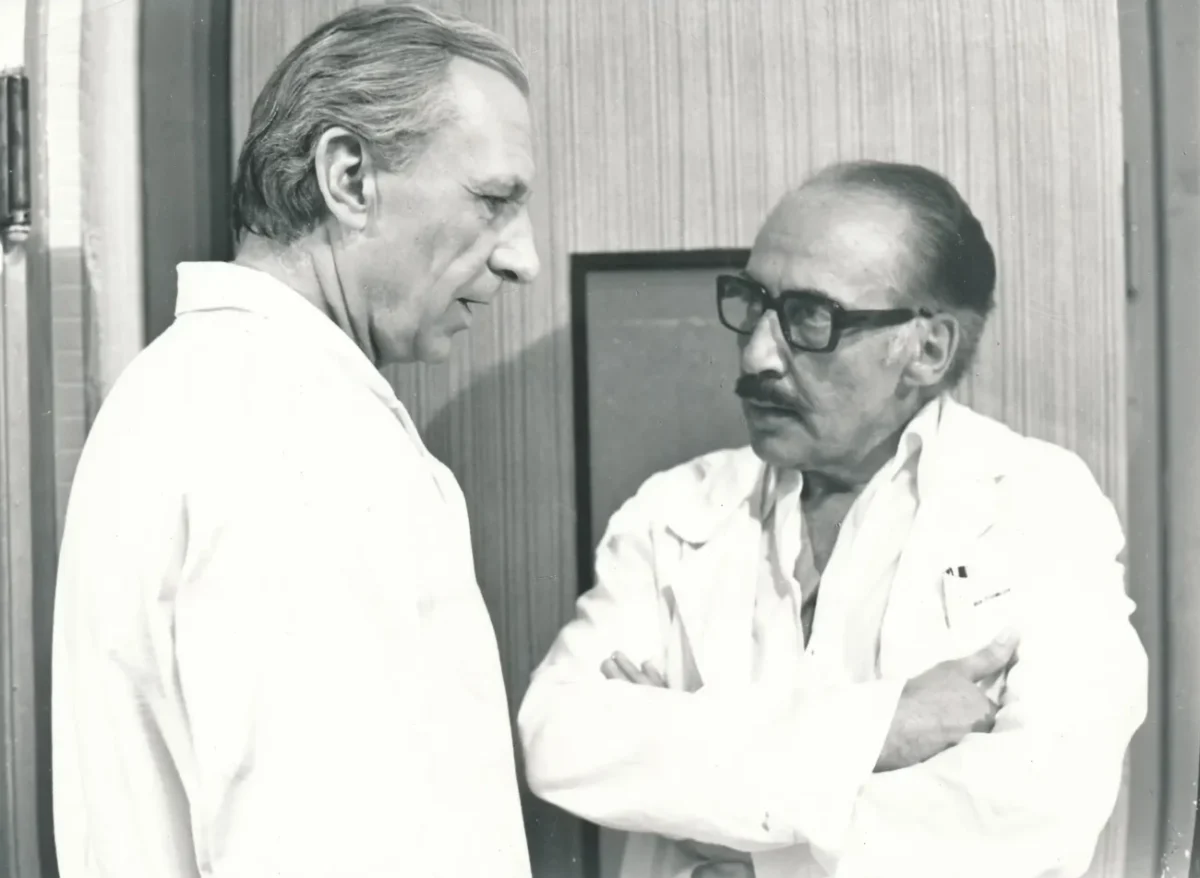 Miloš Kopecký s dalším hercem při natáčení seriálu Nemocnice na kraji města.