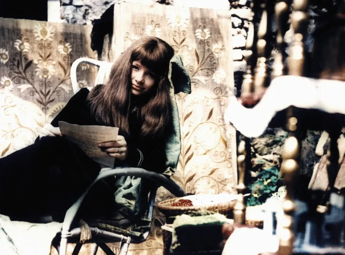 Záběr na hlavní hrdinku z filmu Valerie a týden divů.