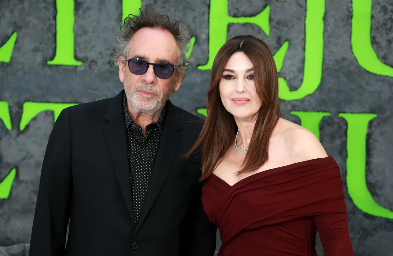 shutterstock_2509473869-2 | TVGURU.cz Tim Burton a Monica Bellucci pózující novinářům.