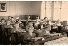 Černobílá fotka ze školy.