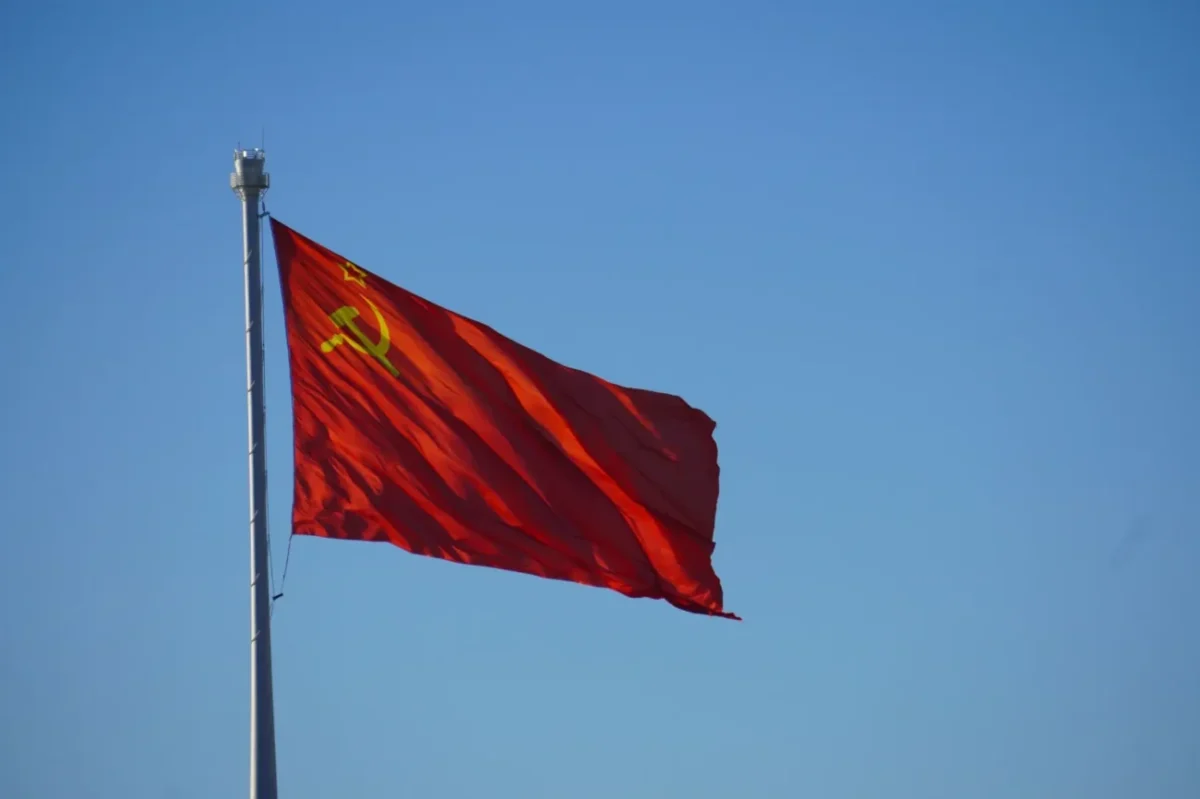 sovětská vlajka vlající na stožáru