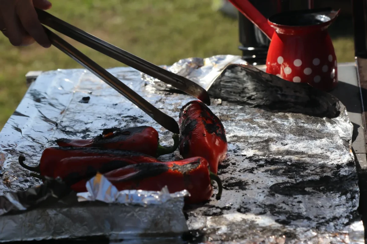 Na alobalu připravovaná zelenina na grilu.