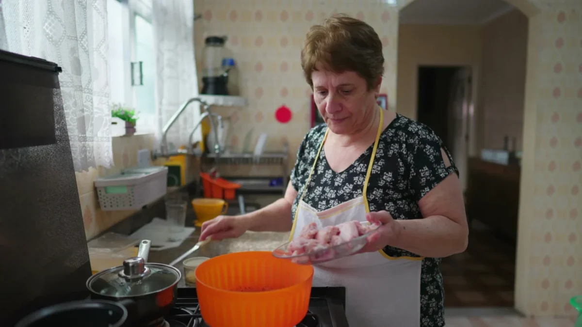 babička něco připravuje v kuchyni