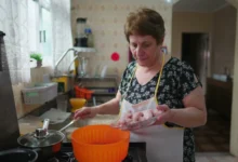 babička něco připravuje v kuchyni
