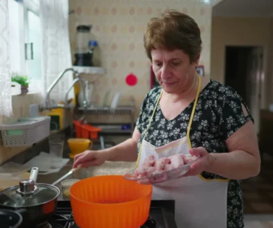 babička něco připravuje v kuchyni