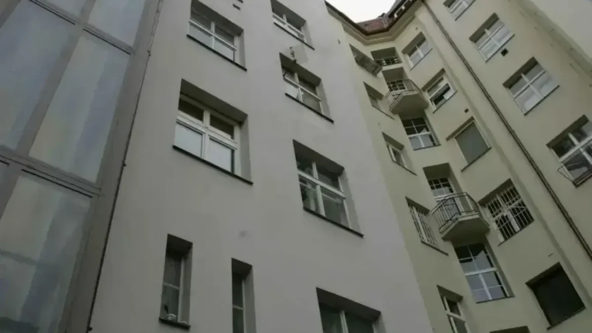 Pád z pátého patra se přežít nedá