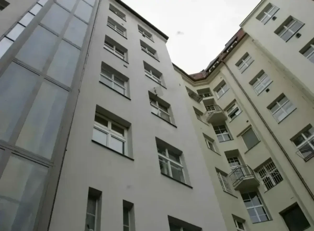 Pád z pátého patra se přežít nedá