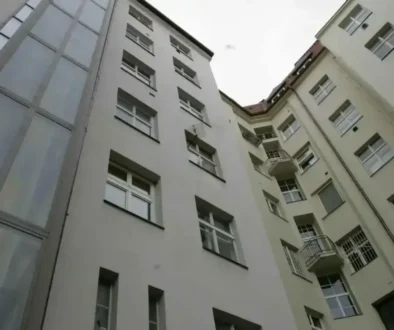 Pád z pátého patra se přežít nedá