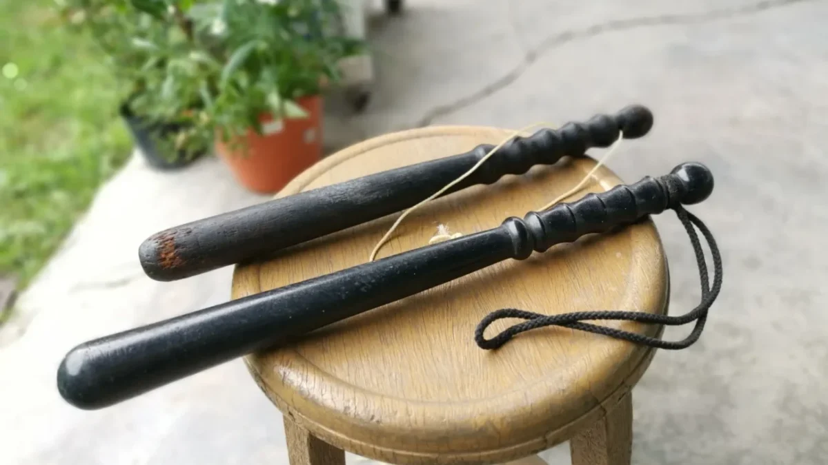dřevěné obušky položené na sedátku