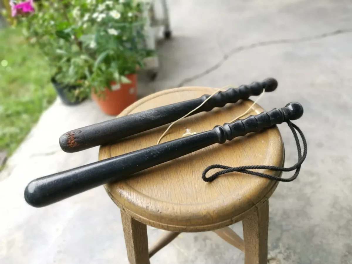 dřevěné obušky položené na sedátku