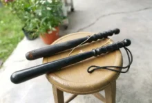 dřevěné obušky položené na sedátku