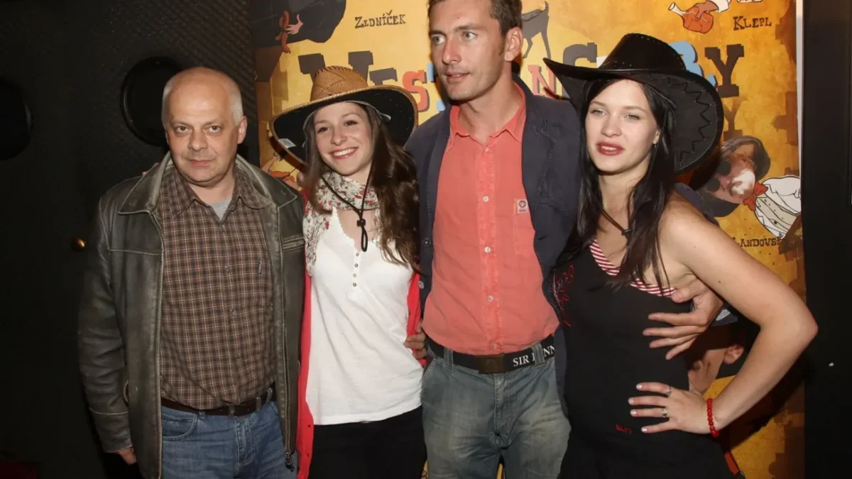 Herci z filmu Westernstory stojící u sebe.