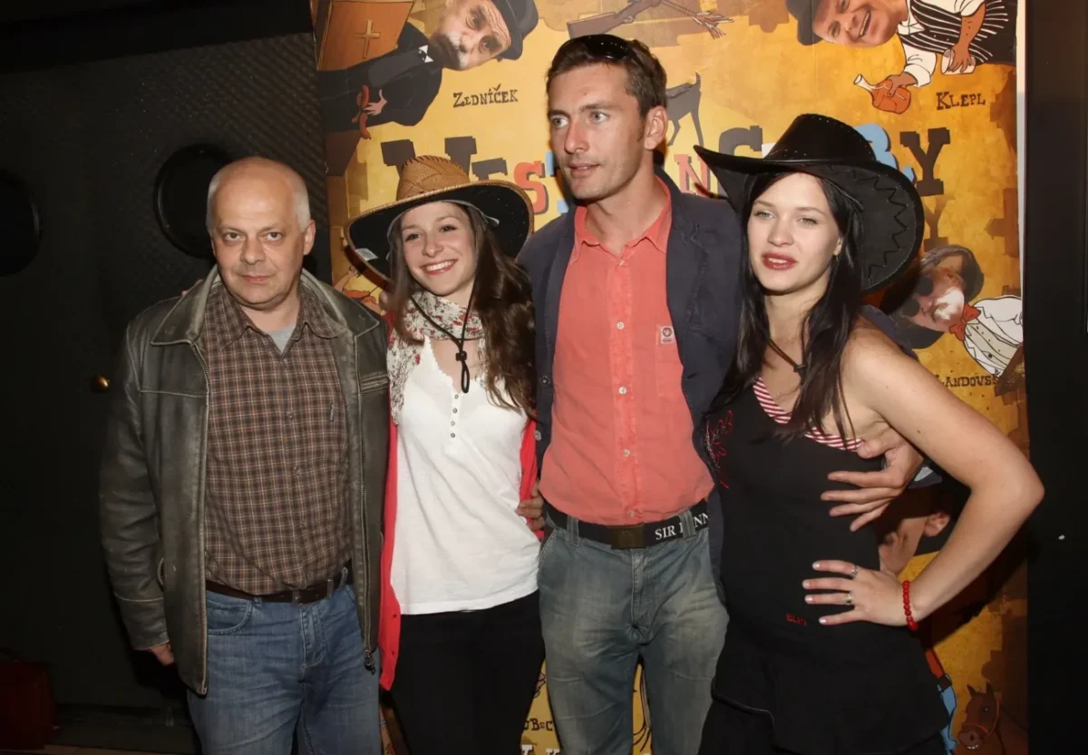 Herci z filmu Westernstory stojící u sebe.