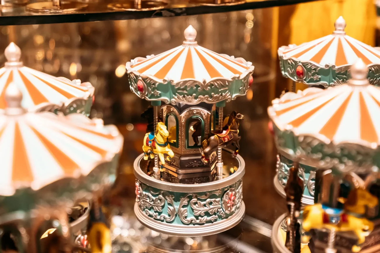 shutterstock_1543089728-2 | TVGURU.cz Hrací skříňka jako kolotoč.