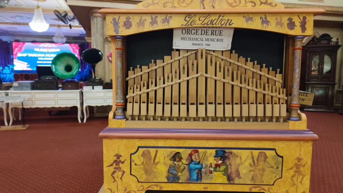 Retro dětská hudební skříňka.