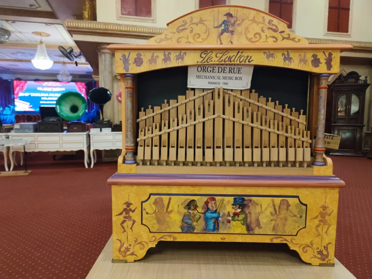 Retro dětská hudební skříňka.