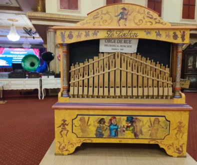 Retro dětská hudební skříňka.