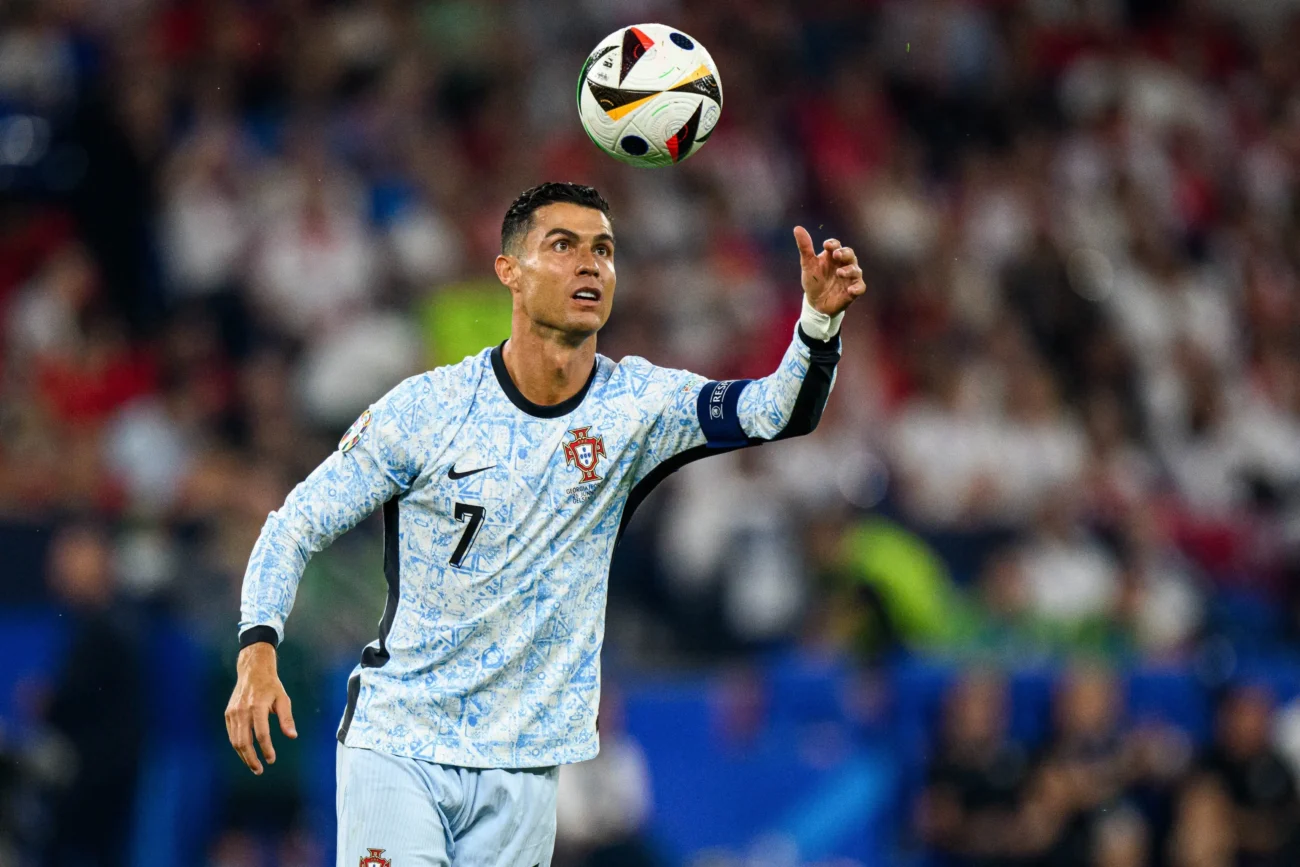 Ronaldo dávající hlavičku v portugalském dresu