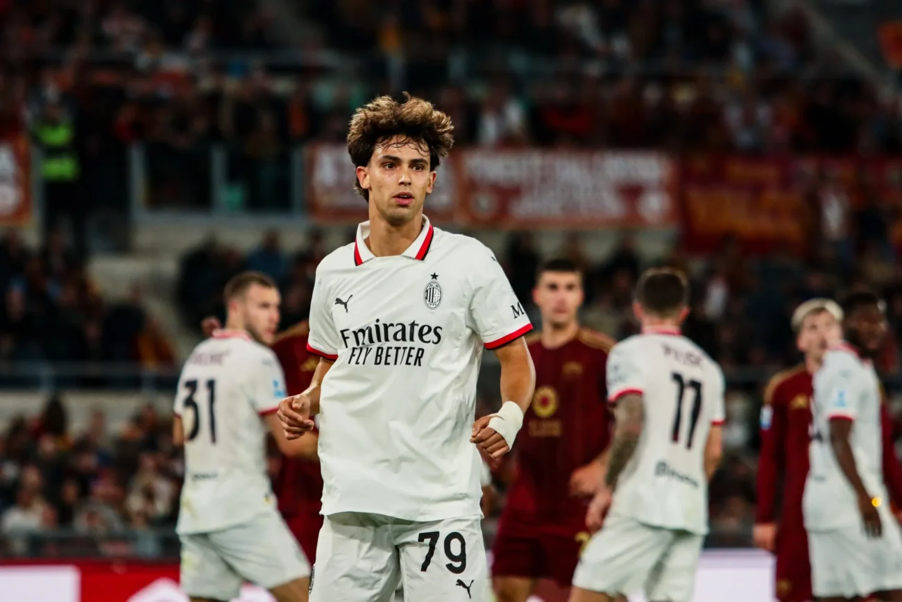 João Félix Sequeira hrající na hřišti fotbal. 