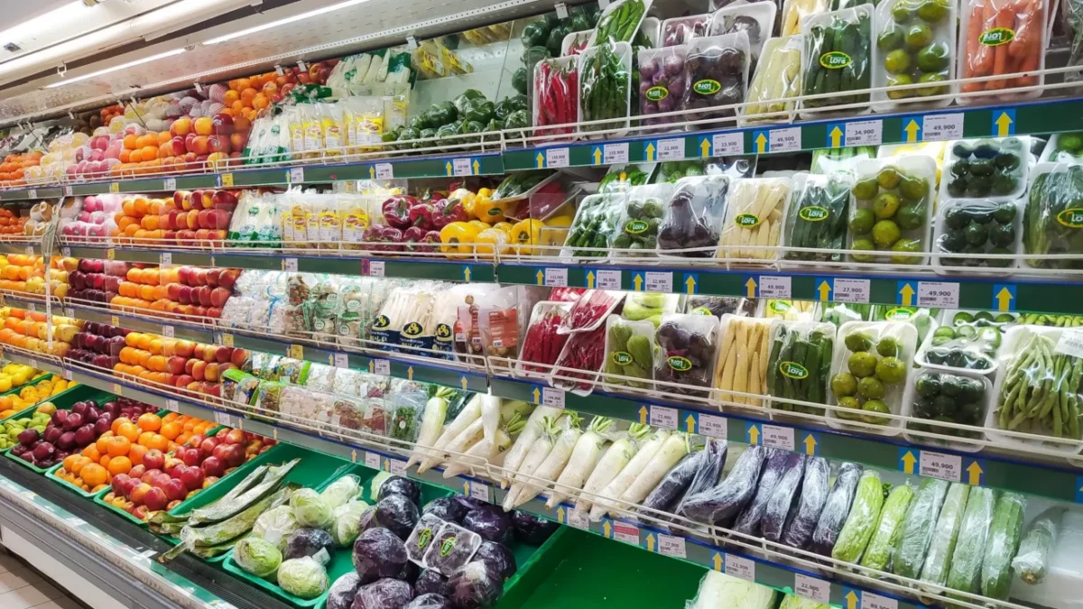 regál plný ovoce a zeleniny v supermarketu