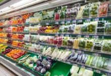 regál plný ovoce a zeleniny v supermarketu