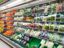 regál plný ovoce a zeleniny v supermarketu