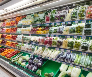 regál plný ovoce a zeleniny v supermarketu