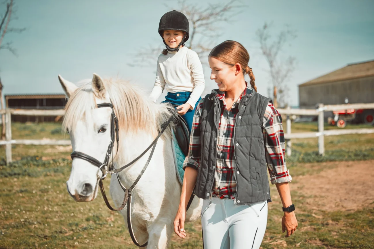 Problém ve filmu nastal, když se hledal kůň pro herce Růžičku. Zdroj: Shutterstock | TVGURU.cz Dívka jezdící na koni.