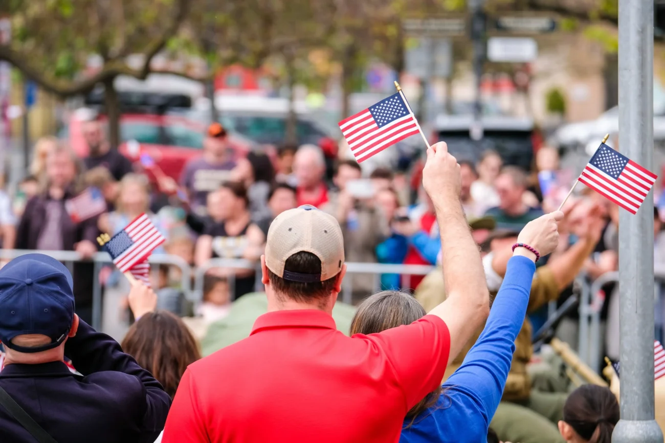 Američané na naše filmy mají různé názory. Zdroj: Shutterstock | TVGURU.cz Američané s vlajkami.