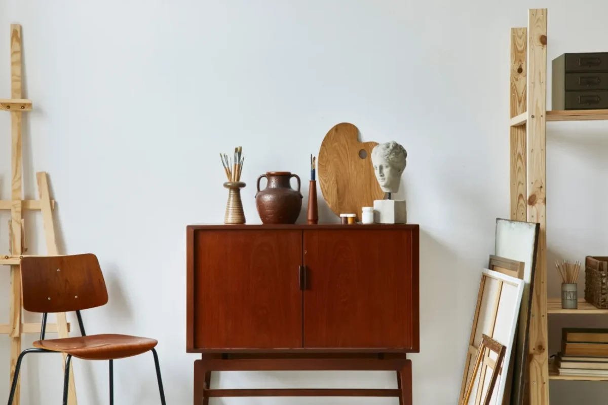 retro komoda s vázou a jinými dekoracemi