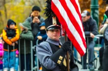 americký chlapec drží vlajku USA