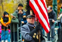 americký chlapec drží vlajku USA