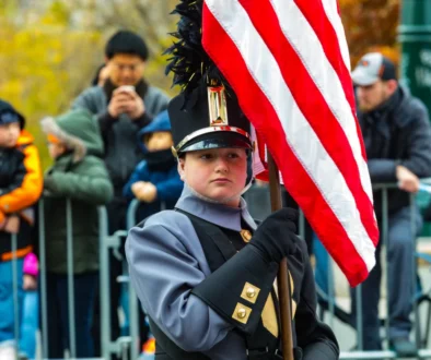 americký chlapec drží vlajku USA