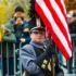 americký chlapec drží vlajku USA