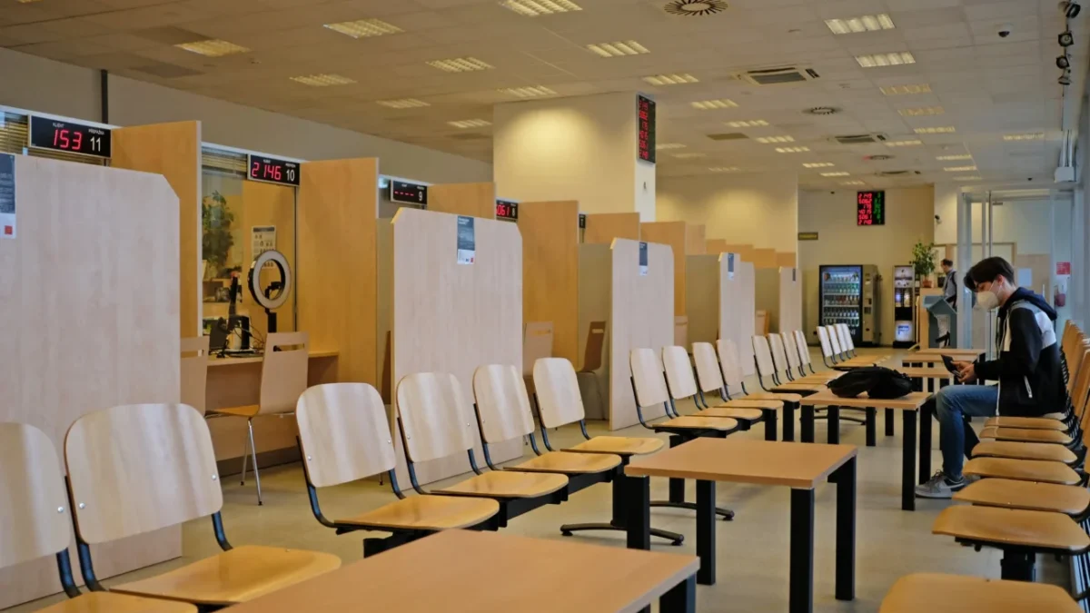místnost se stoly a židlemi