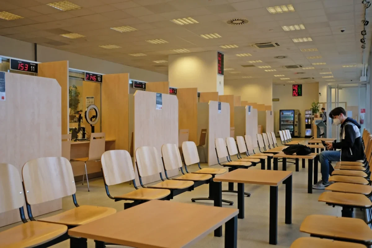 místnost se stoly a židlemi