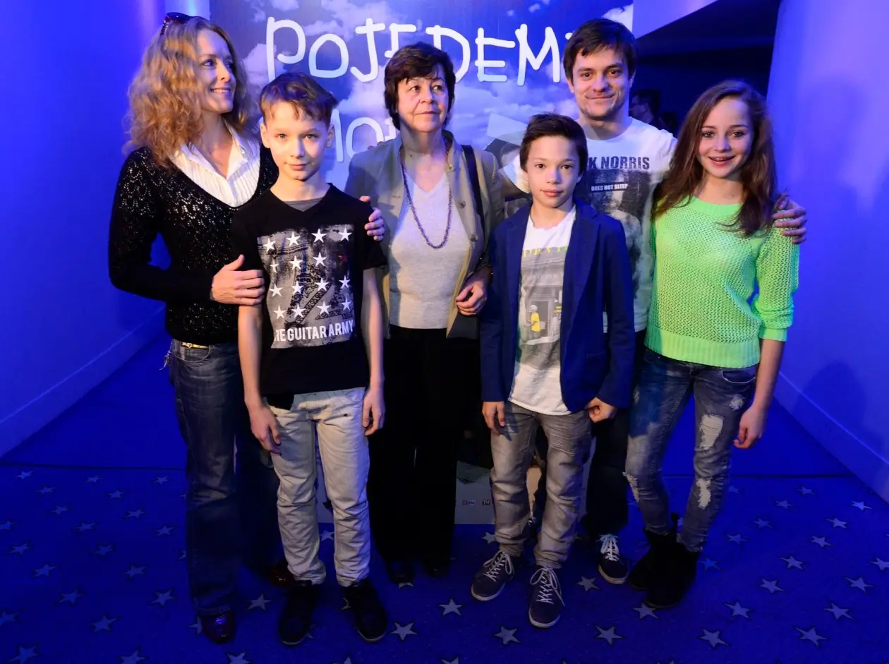 Před spaním se hodí sledovat poklidný film. Třeba od režiséra Mádla. Zdroj: Profimedia | TVGURU.cz Fotka z představení filmu Pojedeme k moři.