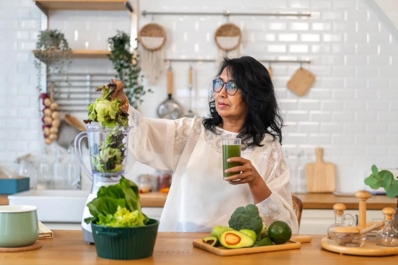 Základem mladého vzhledu je i zdravý životní styl. Zdroj: Shutterstock | TVGURU.cz Žena připravující smoothie.